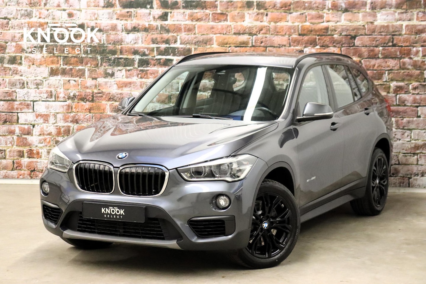 BMW X1 - sDrive20i Executive Automaat / Navigatie / Trekhaak / Sportstoelen / LED / Climate Control - AutoWereld.nl
