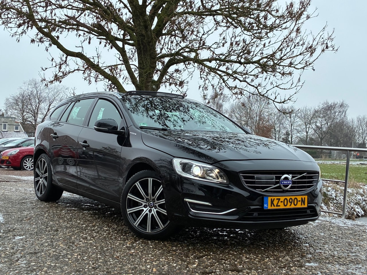 Volvo V60 - 2.4 D6 Twin Engine R-Design | Leder + Memory + Schuif/kantel dak nu € 9.975,-!!! - AutoWereld.nl