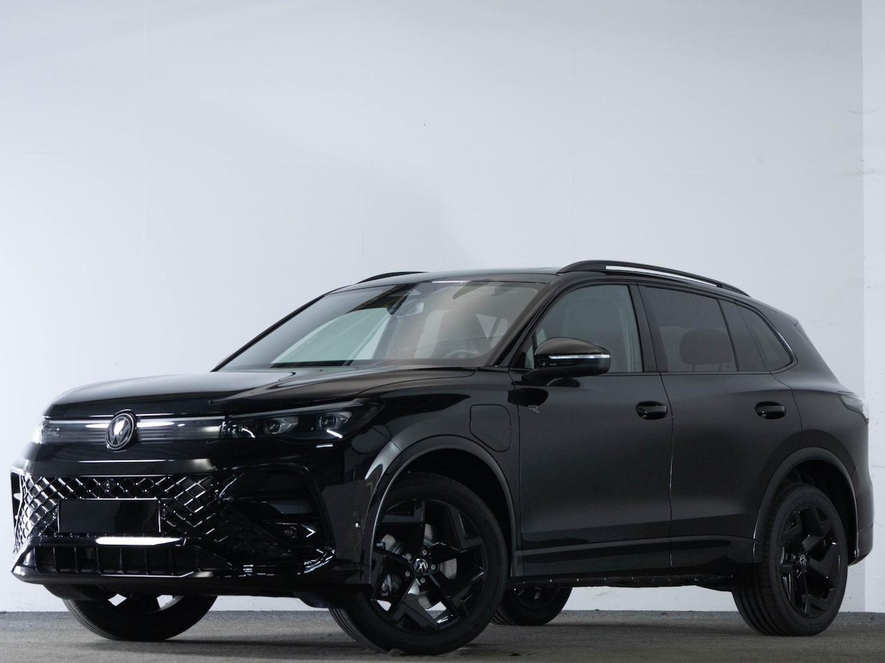 Volkswagen Tiguan - 1.5 eHybrid R-Line Edition 204 PK | Panodak | Trekhaak | Black Style | Stuur & Stoelverwar - AutoWereld.nl