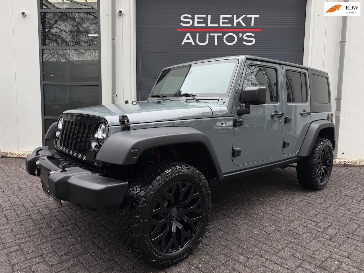Jeep Wrangler Unlimited - 3.6 Sahara AUT 4x4 Brute/LED/Verhoogd/Bluetooth/Navigatie/20 Inch/Cruise/Airco/Alpine Soun - AutoWereld.nl