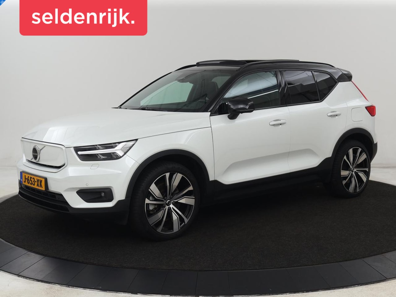 Volvo XC40 - Recharge P8 AWD R Design | Panoramadak | Trekhaak | Adaptive cruise | Harman/Kardon | Acht - AutoWereld.nl
