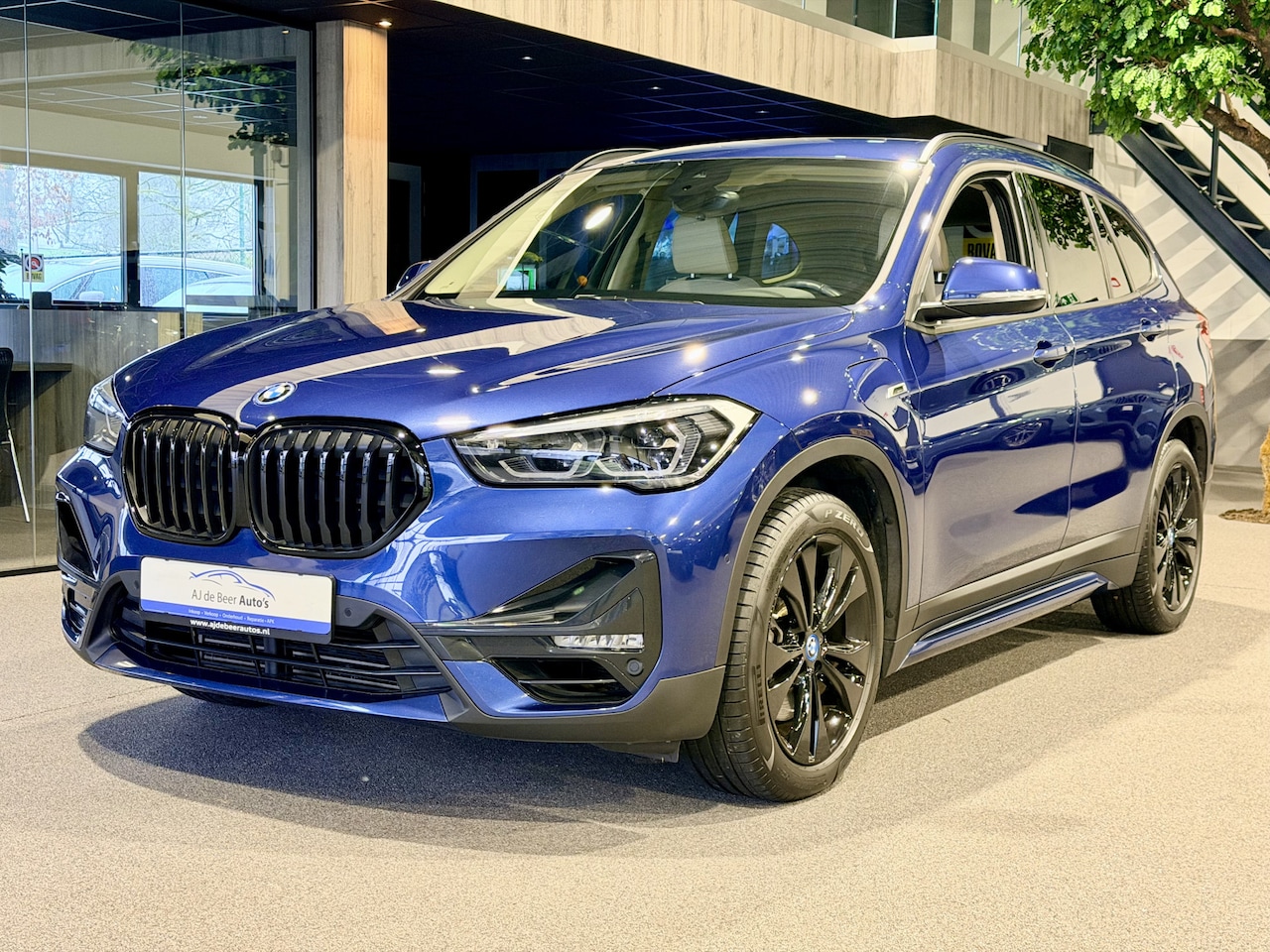 BMW X1 - xDrive25e Executive Sportline | Beige leder | Camera | Trekhaak - AutoWereld.nl
