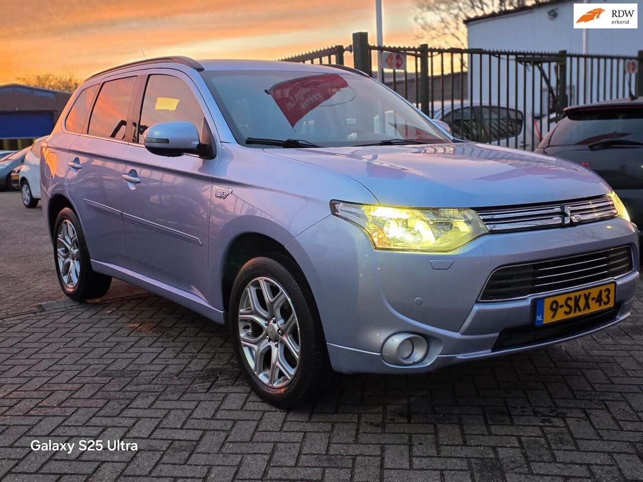 Mitsubishi Outlander - 2.0 PHEV Instyle+ 2e eigenaar Automaat leerbekeleding stoelverwarming open dak cruis contr - AutoWereld.nl