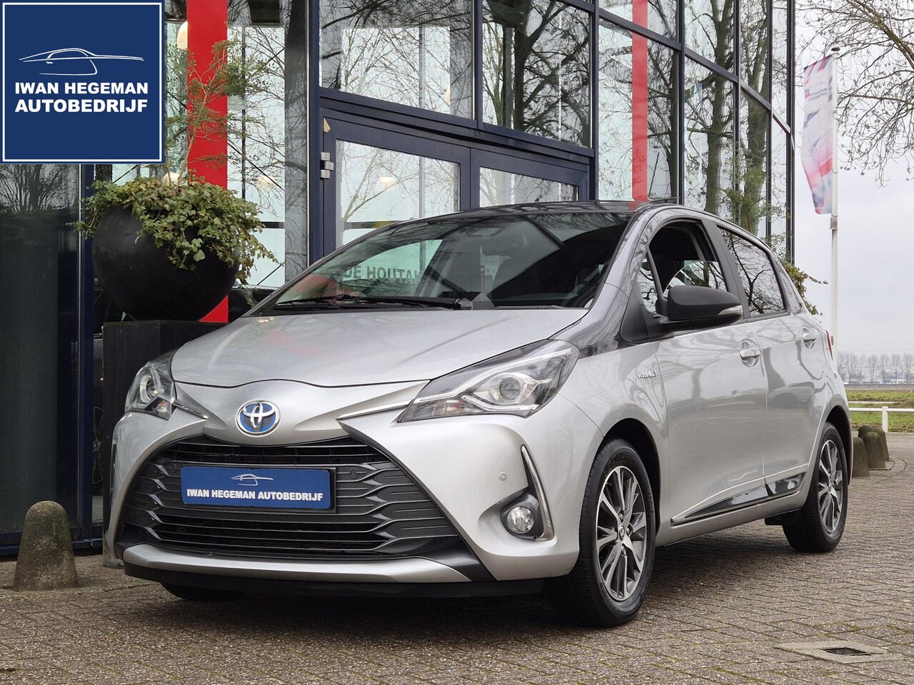 Toyota Yaris - 1.5 Hybrid | Navigatie | Lederen bekleding | Schuif/kanteldak | Climate Control | Licht me - AutoWereld.nl