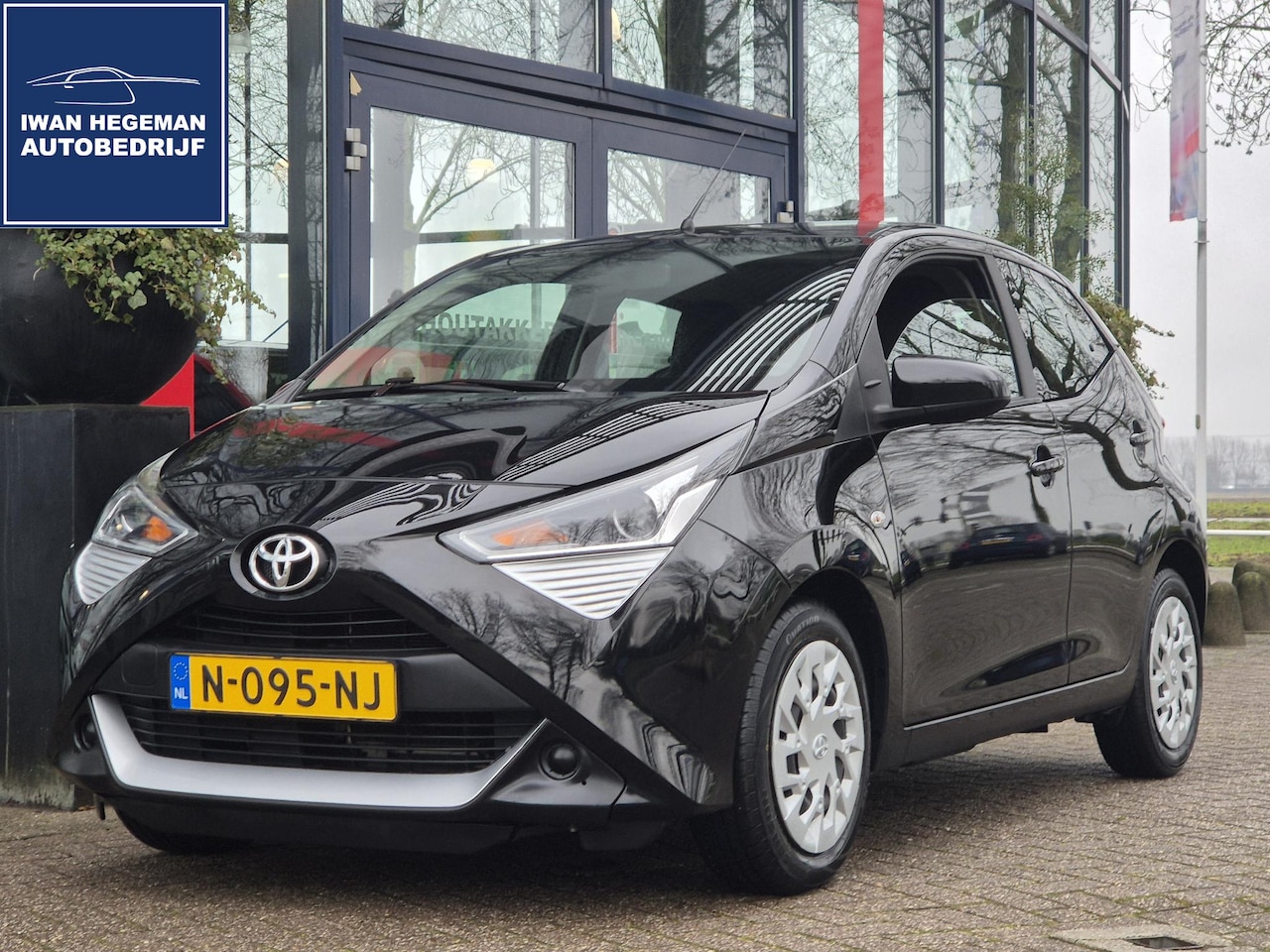 Toyota Aygo X - 1.0 VVT-i x-play | Naivgatie via Smartphone | Apple Carplay | Airconditioning | Parkeercam - AutoWereld.nl