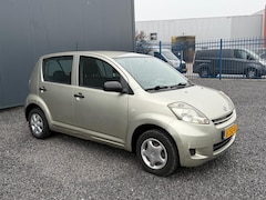 Daihatsu Sirion 2 - 1.0-12V Trend NWE APK5DEURSKOOPJE