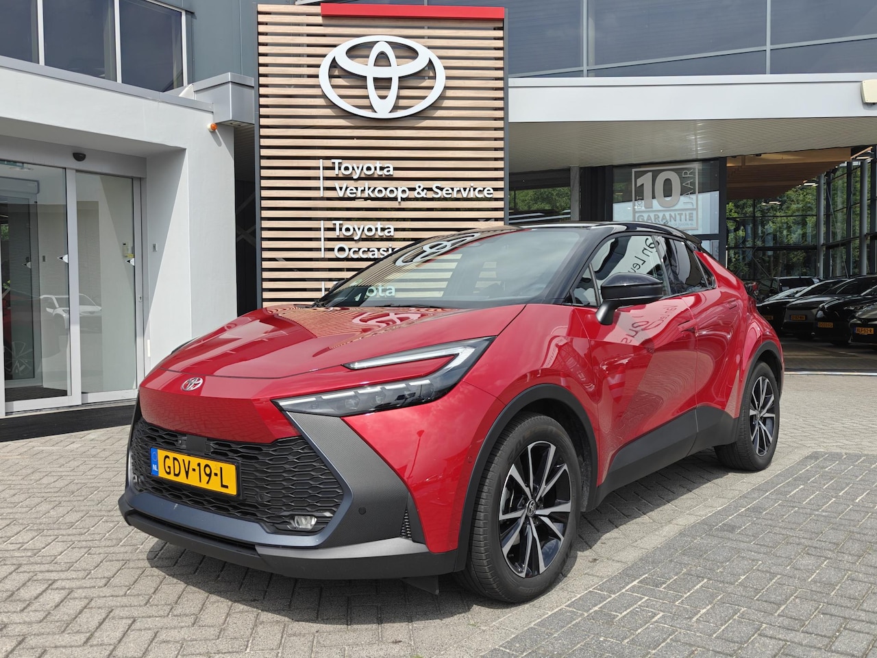 Toyota C-HR - 1.8 Hybrid 140 First Edition NAVI APPLE/ANDROID PARK-SENSOREN 360°CAMERA KEYLESS DRAADLOOS - AutoWereld.nl