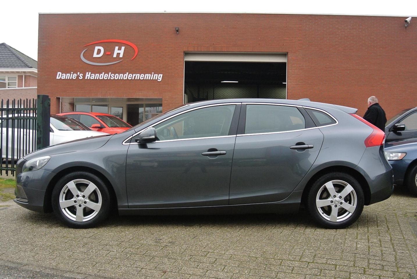 Volvo V40 - 1.6 D2 Summum airco leder trekhaak inruil mogelijk nap - AutoWereld.nl