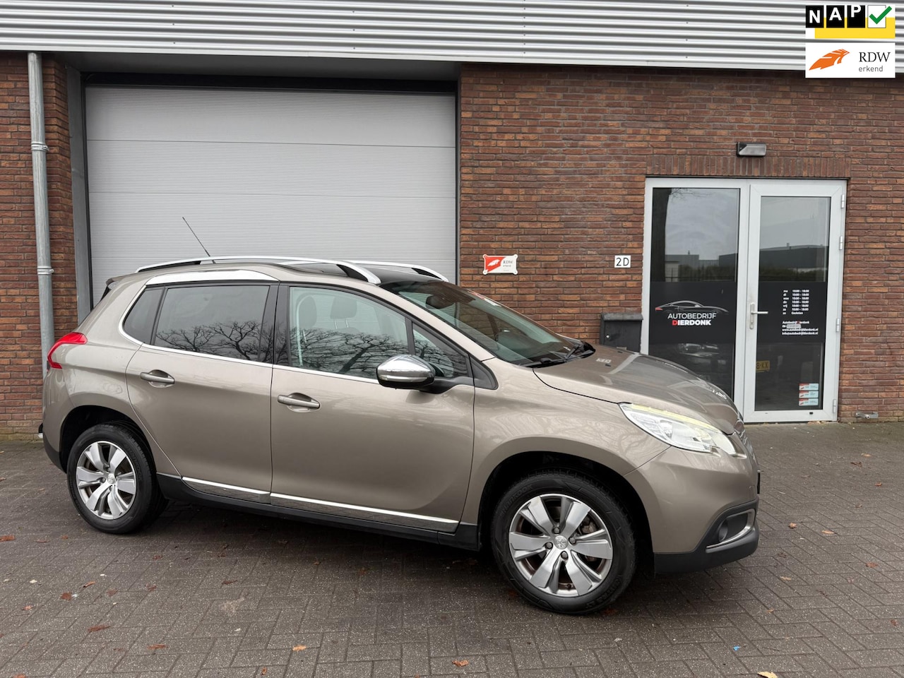 Peugeot 2008 - 1.2 PureTech Allure|PANO|NAVI|NIEUWE APK - AutoWereld.nl