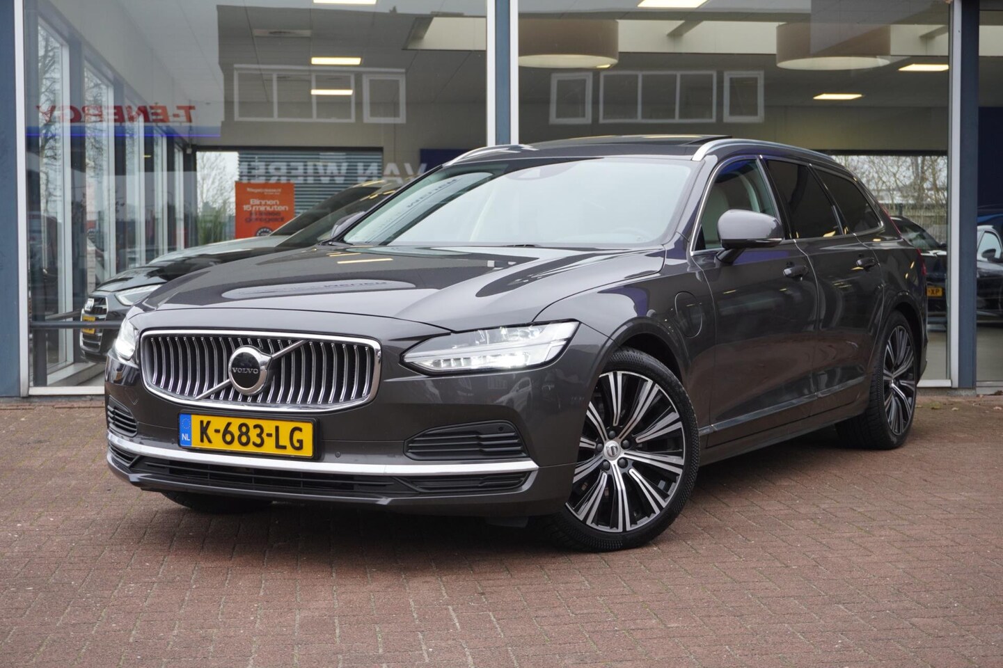 Volvo V90 - 2.0 T6 AWD R-Design Automaat | Panodak | Leder | Vol opties | Camera | Dealerauto | Inruil - AutoWereld.nl