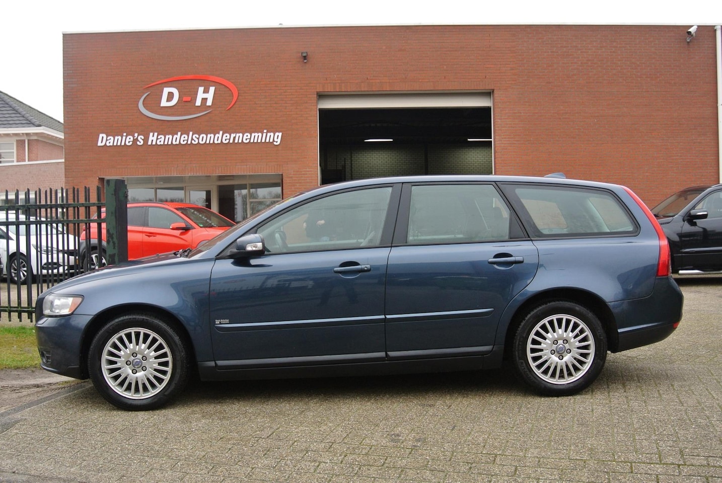 Volvo V50 - 1.8 Momentum airco leder trekhaak inruil mogelijk nap - AutoWereld.nl