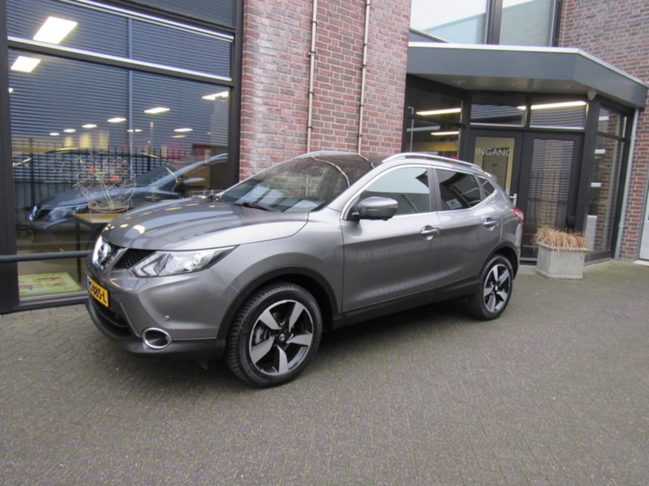 Nissan Qashqai - 1.6 163pk DIG-T N-Vision Navigatie / panoramadak / 360 camera / trekhaak - AutoWereld.nl
