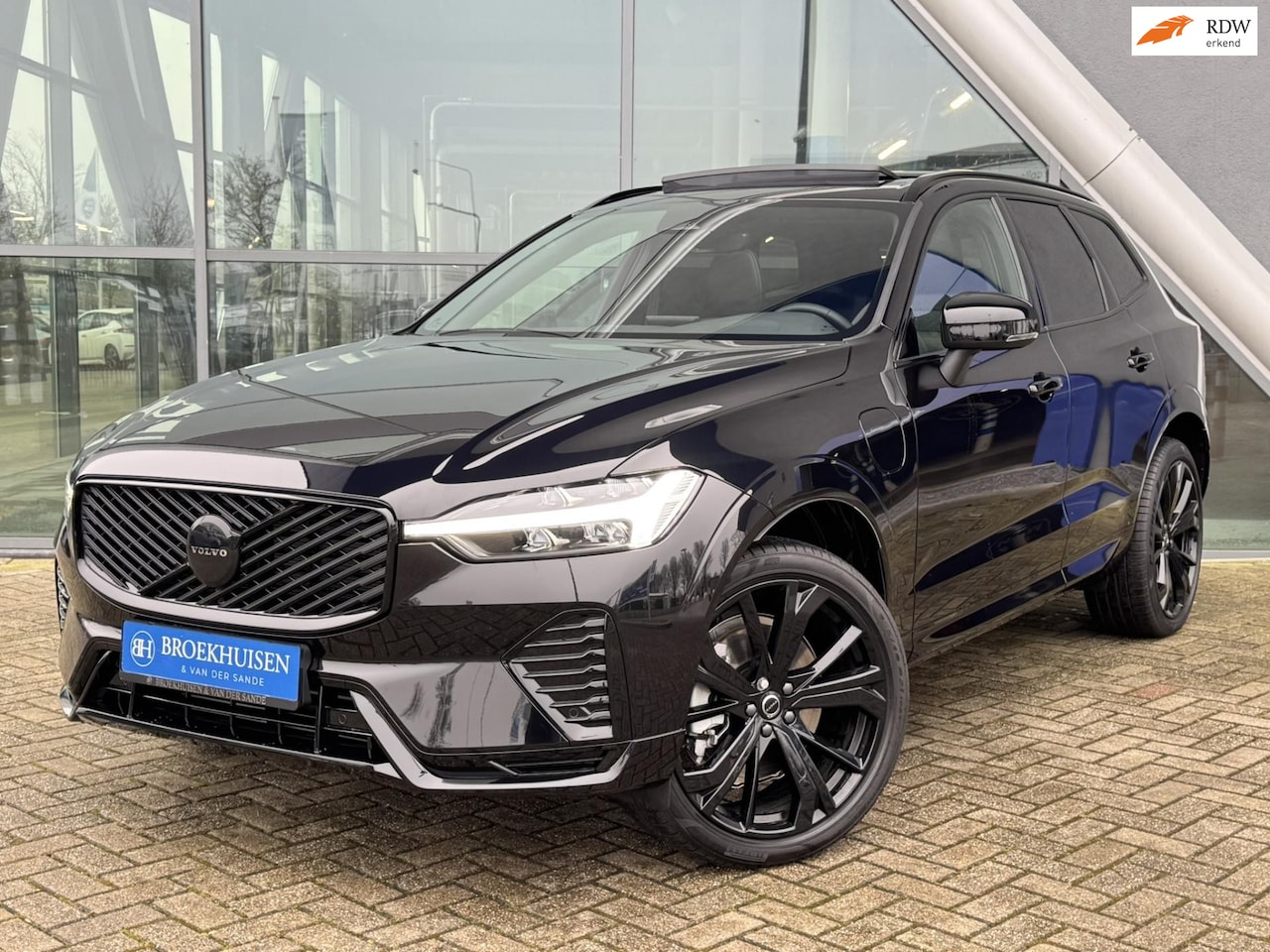 Volvo XC60 - 2.0 T6 Plug-in hybrid AWD Plus Black Edition LONG RANGE 350pk Panoramadak / Harmon Kardon - AutoWereld.nl