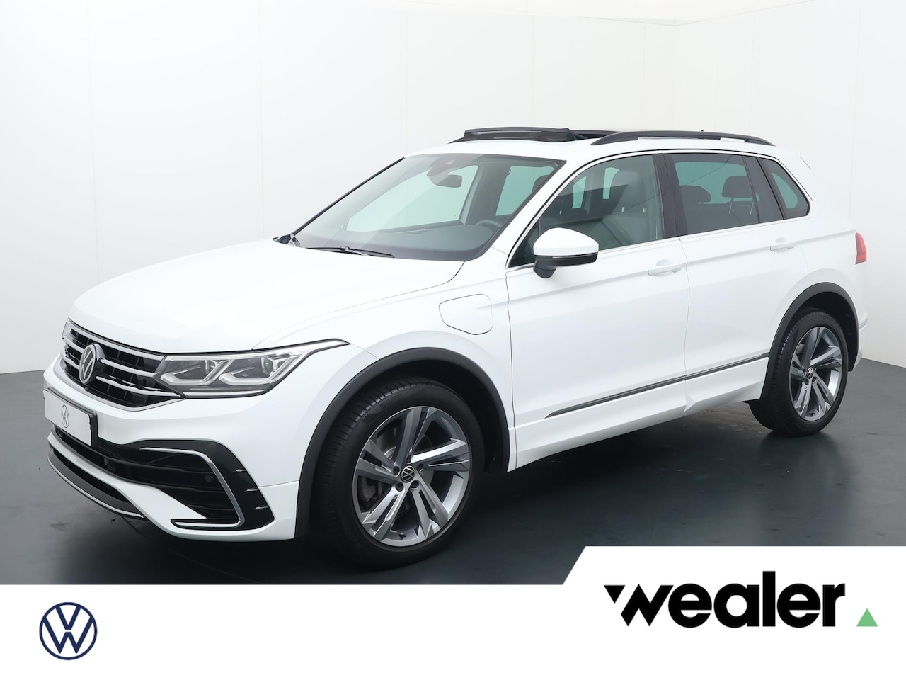 Volkswagen Tiguan - 1.4 TSI eHybrid R-Line Business+ | 245 PK | SoH 97% | Trekhaak wegklapbaar | Panoramadak | - AutoWereld.nl
