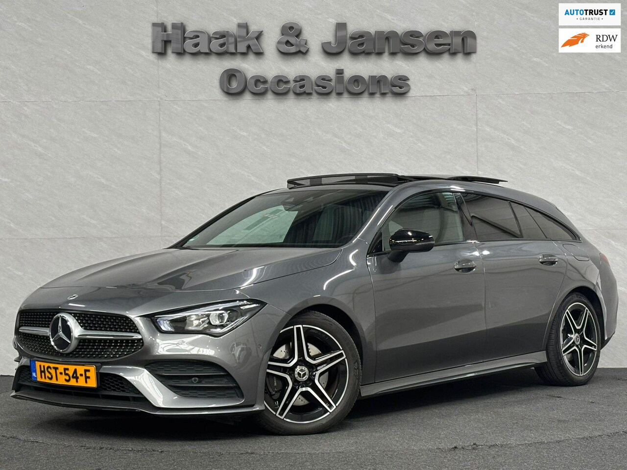 Mercedes-Benz CLA-klasse Shooting Brake - 200 AMG Line - Panorama - Trekhaak - Stoelverwarming - AutoWereld.nl
