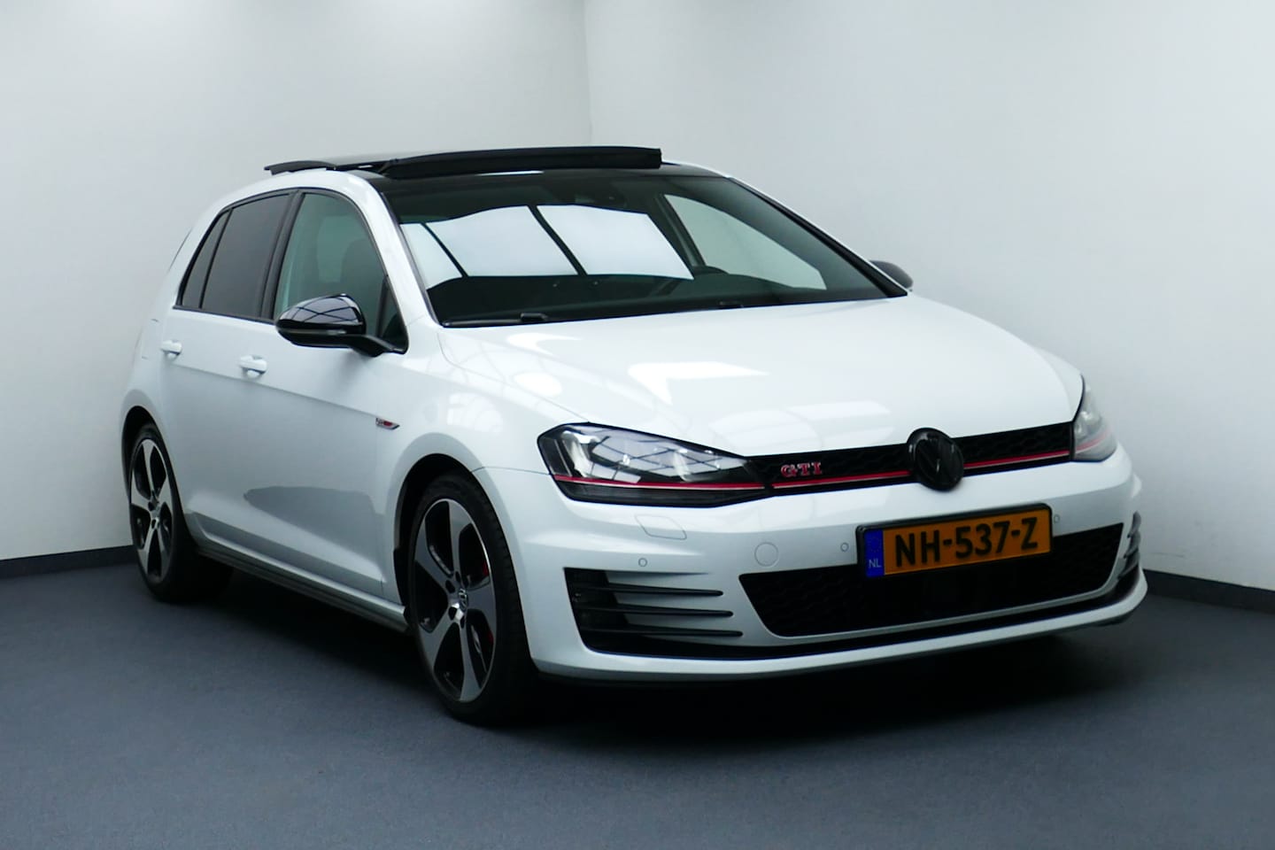 Volkswagen Golf - 2.0 230pk TSI GTI Performance. Panodak, Navi, StoelVerw, Adap Cruise, 18"LMV, PDC V+A - AutoWereld.nl