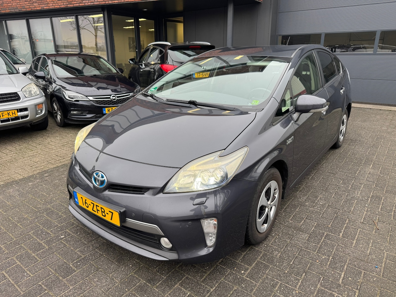 Toyota Prius - 1.8 Plug-in Dynamic XENON CAMERA TREKHAAK LEDER HUD ORIG NL NAP - AutoWereld.nl