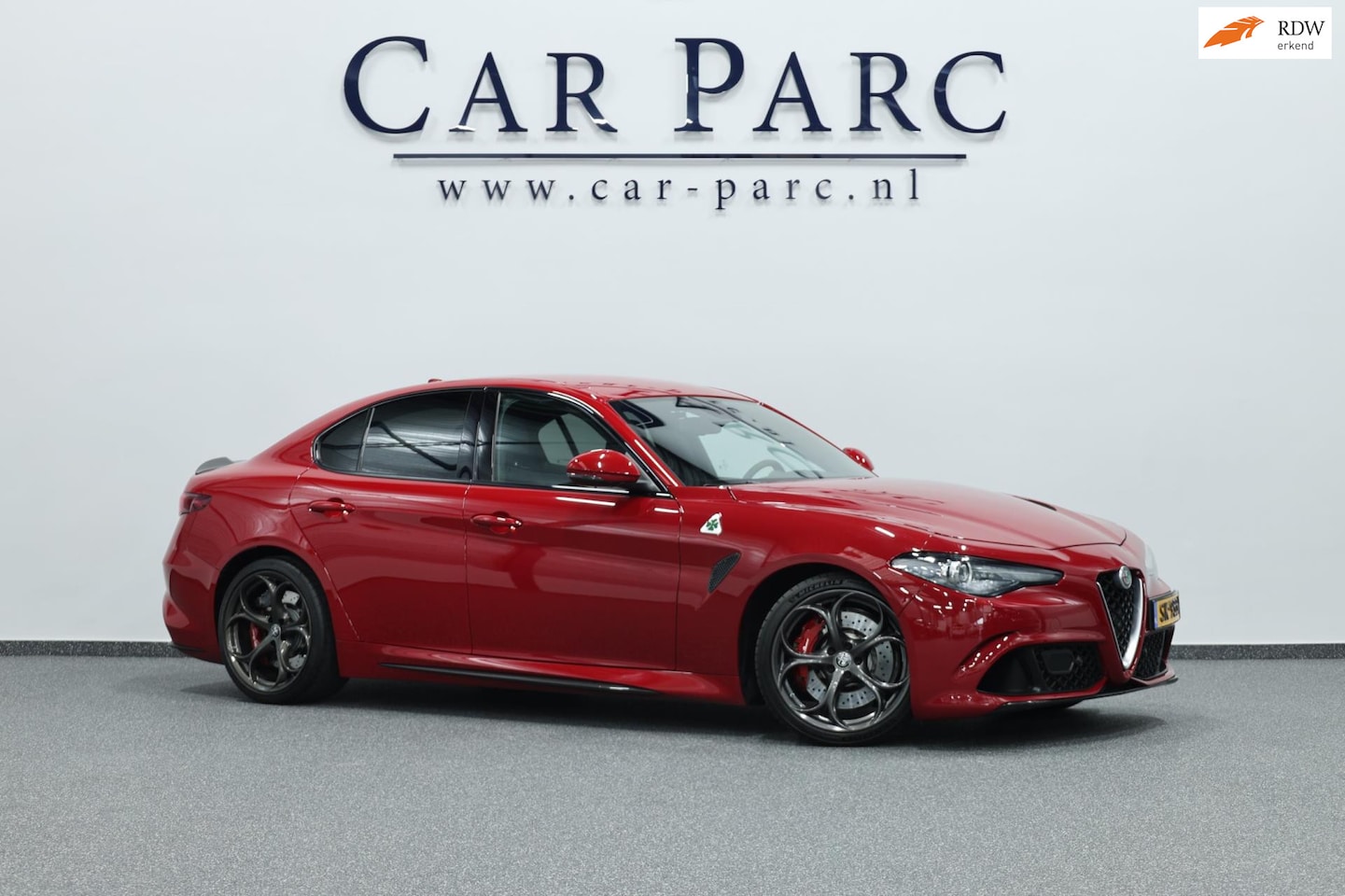 Alfa Romeo Giulia - 2.9 V6 Quadrifoglio 570+PK Squadra CARBON/HALF LEDER+ALCANTARA+MEMORY/19" LMV/CAM/LINE/ACC - AutoWereld.nl