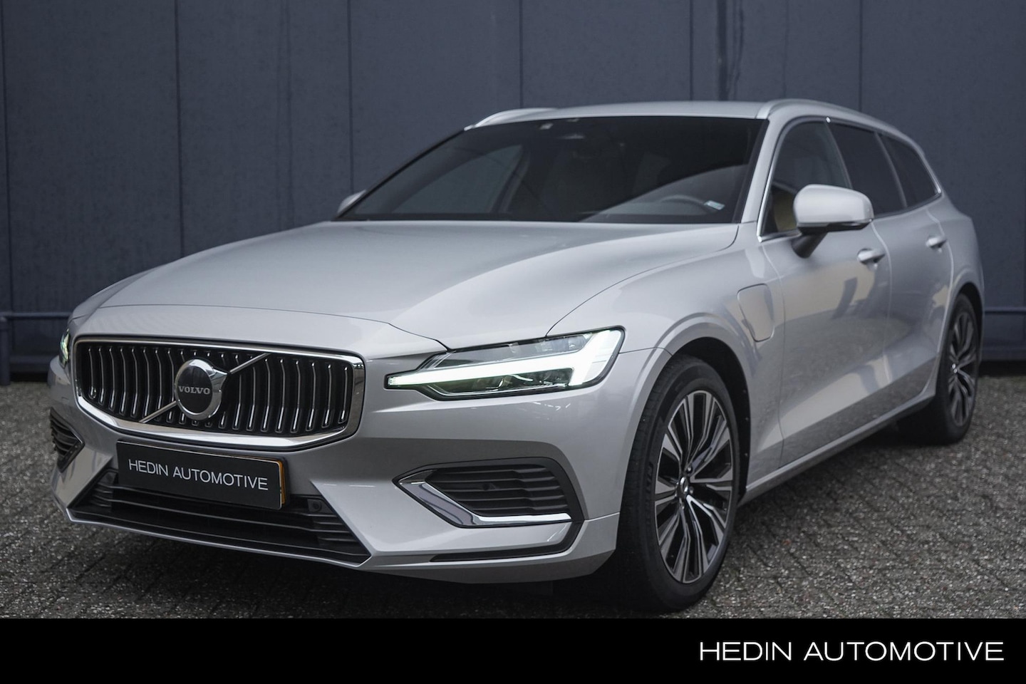 Volvo V60 - 2.0 T8 Plug-in hybrid AWD Plus Bright | Trekhaak | Verwarmbare voorruit | Pilot Assist | P - AutoWereld.nl