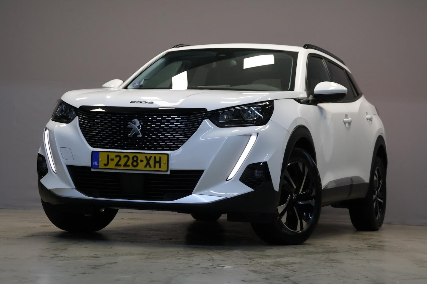 Peugeot 2008 - 1.2 PureTech Allure |Cam|Carplay|3D dash - AutoWereld.nl