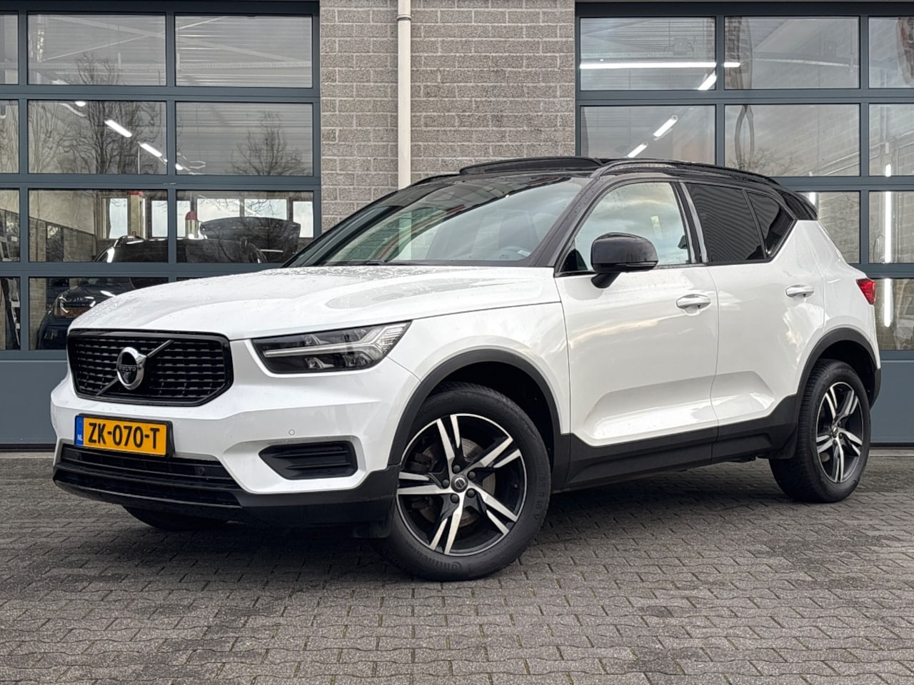 Volvo XC40 - 2.0 T4 R-Design |HARMAN KARDON|STOEL/STUURVERWARMING| - AutoWereld.nl