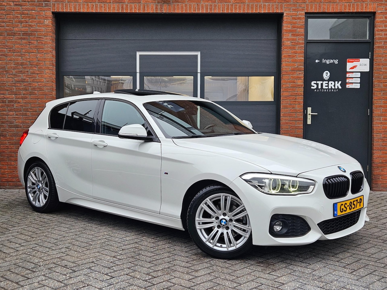 BMW 1-serie - 116i M-Sport M-pakket Schuif/kanteldak LED Navi - AutoWereld.nl