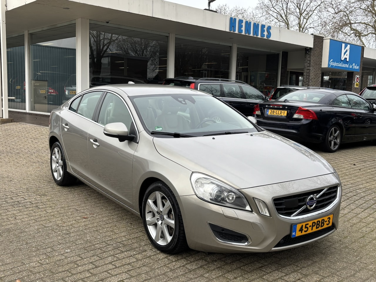 Volvo S60 - 2.0T 270pk Leder Xenon Driver Support Stoelverwarming - AutoWereld.nl