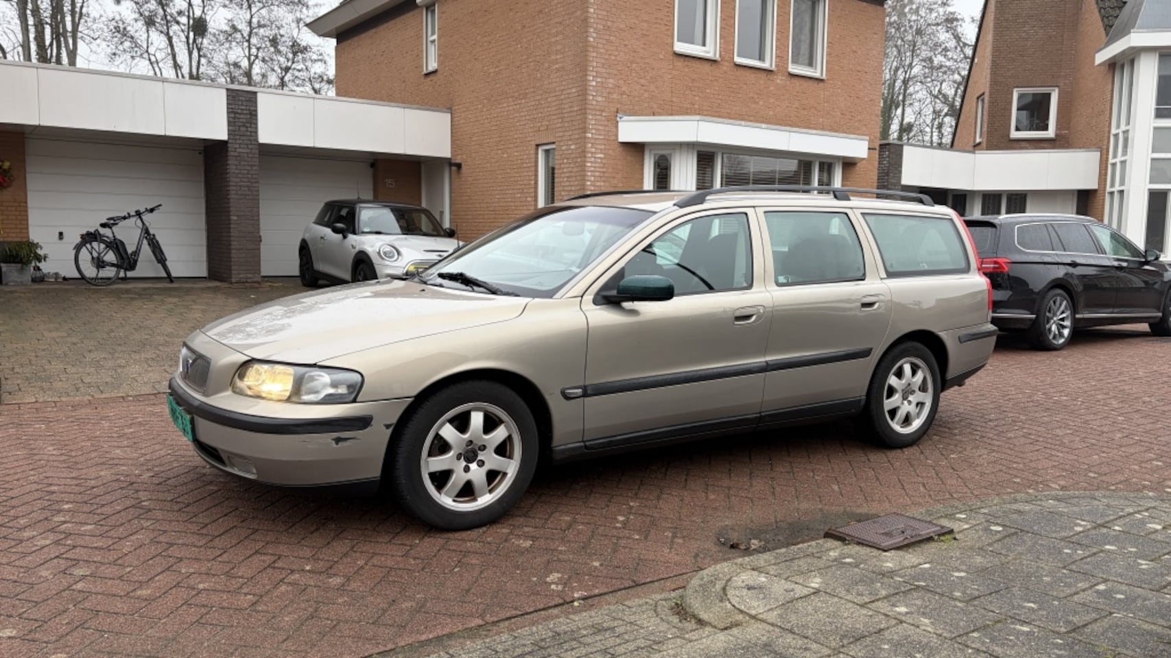 Volvo V70 - 2.4 Comfort Line Automaat APK januari 2027 - AutoWereld.nl