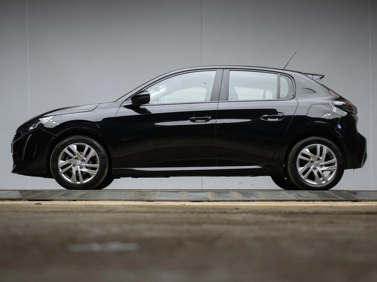 Peugeot 208 - 1.2 PureTech Allure Sport (APPLE CARPLAY,NAVI,CRUISE,PDC,LED,DAB,SPORTSTOELEN,LM VELGEN,NE - AutoWereld.nl