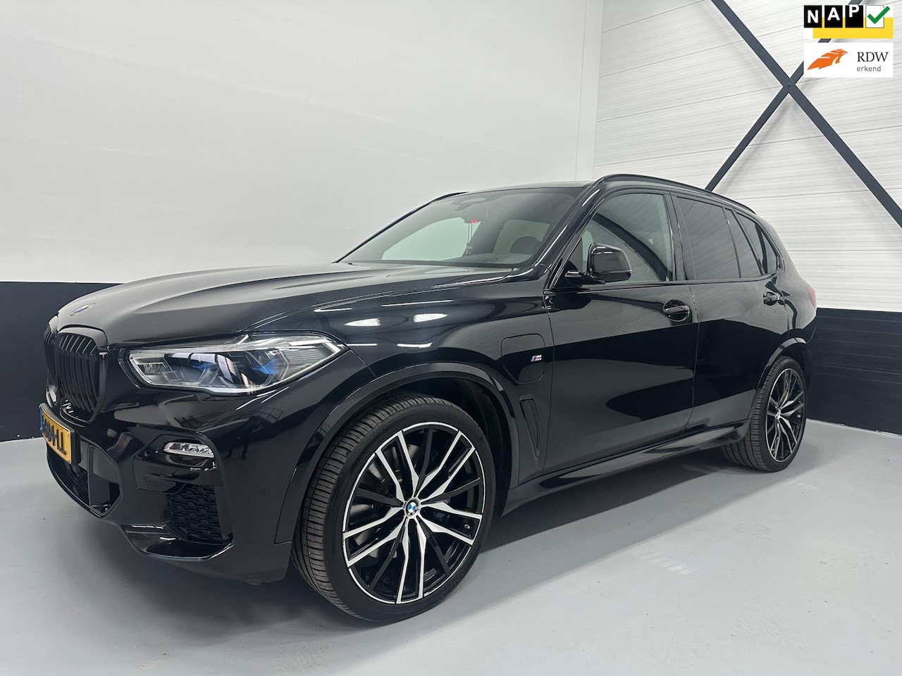 BMW X5 - XDrive45e M-Sport PANO Head-Up l Laser i360 Camera l Dealer onderhouden! - AutoWereld.nl
