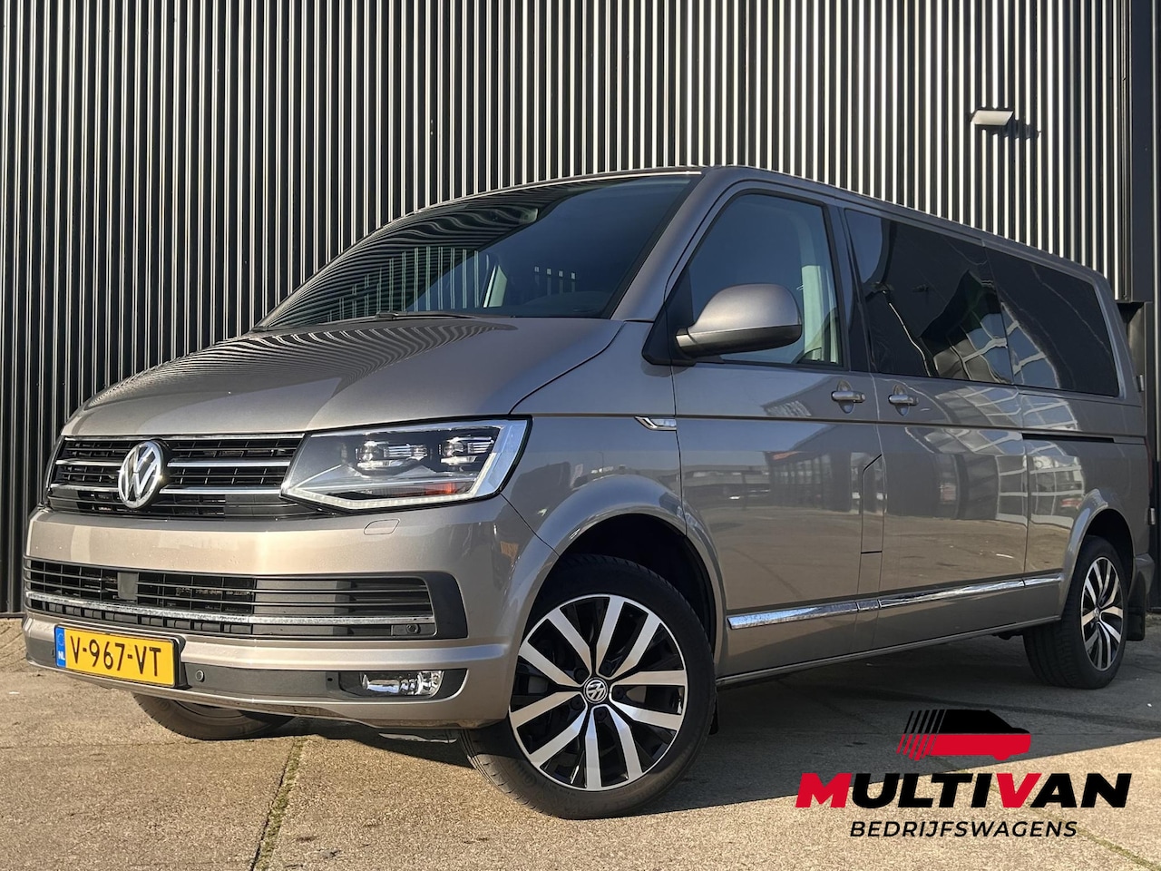 Volkswagen Transporter Caravelle - 2.0 TDI 199PK L2H1 DC Highline Transporter BOM VOL | PANO | ELECTRISCHE SCHUIFDEUREN LINKS - AutoWereld.nl