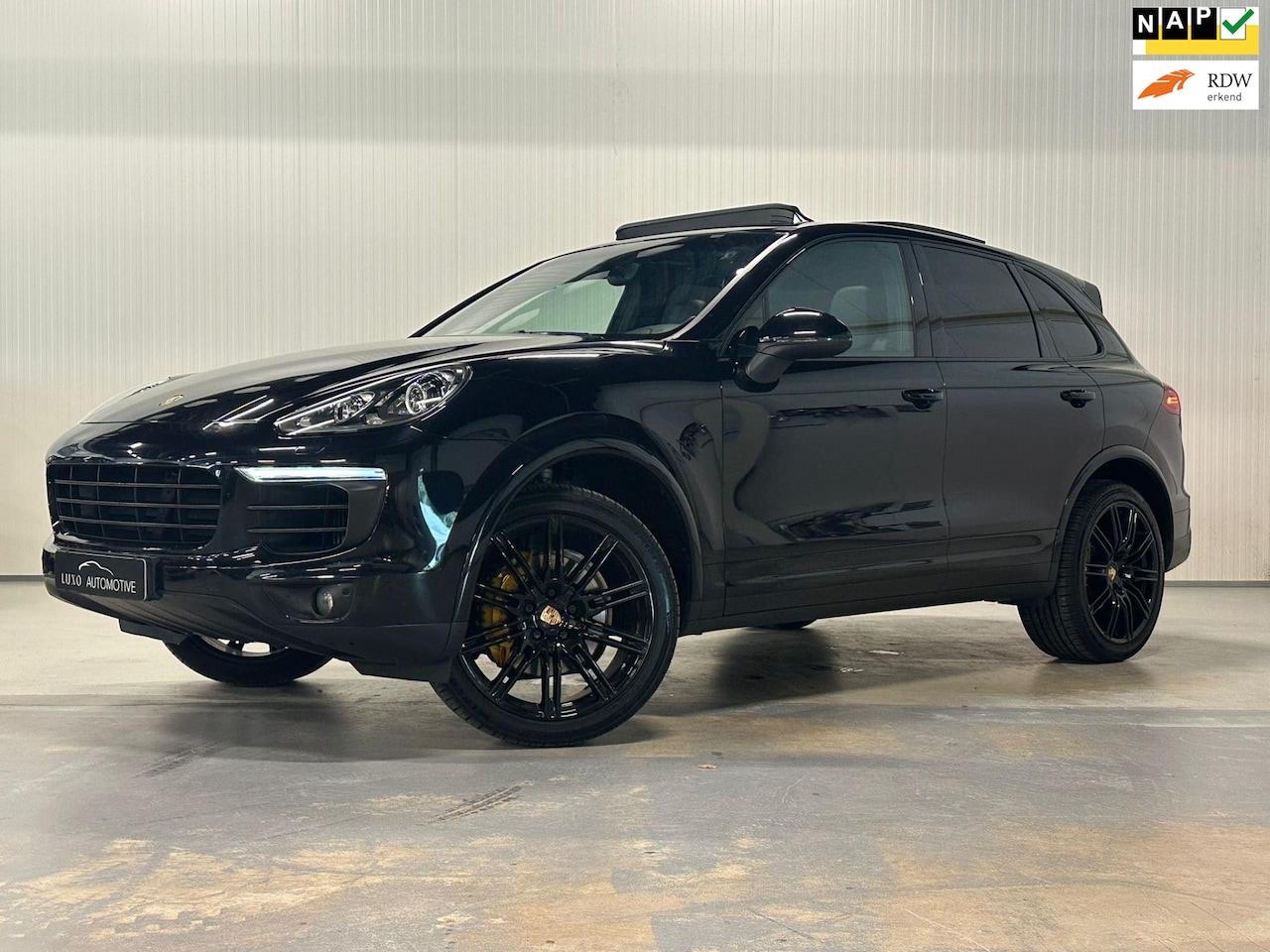 Porsche Cayenne - 3.0 D GTS | PANO | LUCHTVERING | BLACK PACK | TREKHAAK - AutoWereld.nl