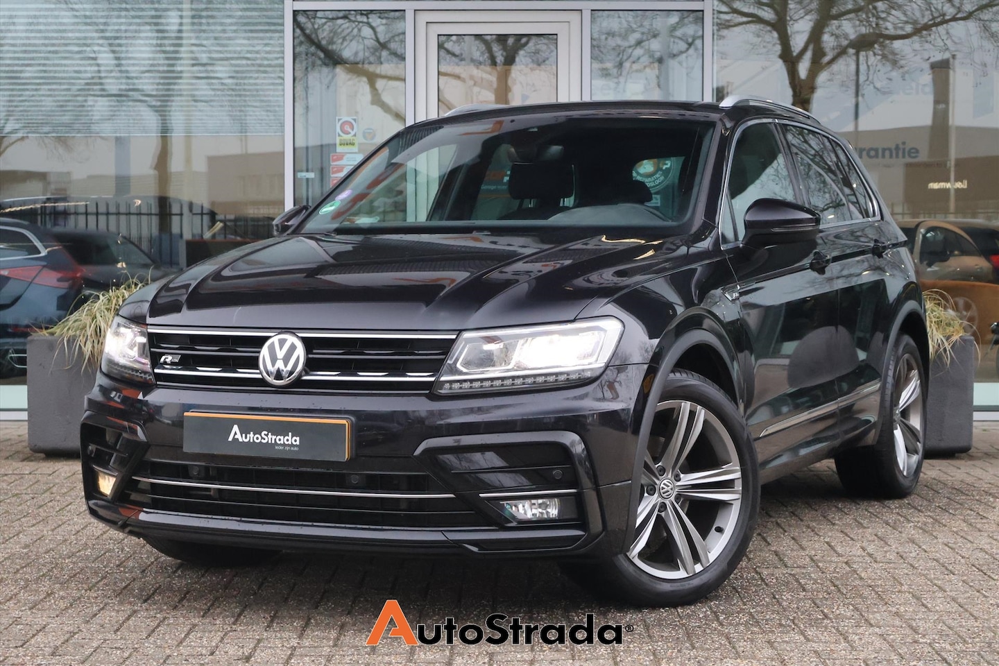 Volkswagen Tiguan - 1.5 R-Line TSI ACT 150pk | LED | Trekhaak | Virtual | Climate | Adaptive Cruise | Navigati - AutoWereld.nl