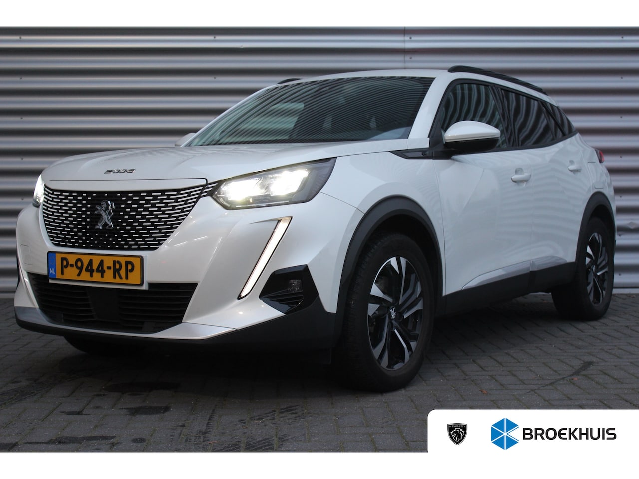 Peugeot e-2008 - EV 136PK ALLURE PACK AUTOMAAT / NAVI / LEDER / CLIMA / LED / PDC / 17" LMV / CAMERA / KEYL - AutoWereld.nl