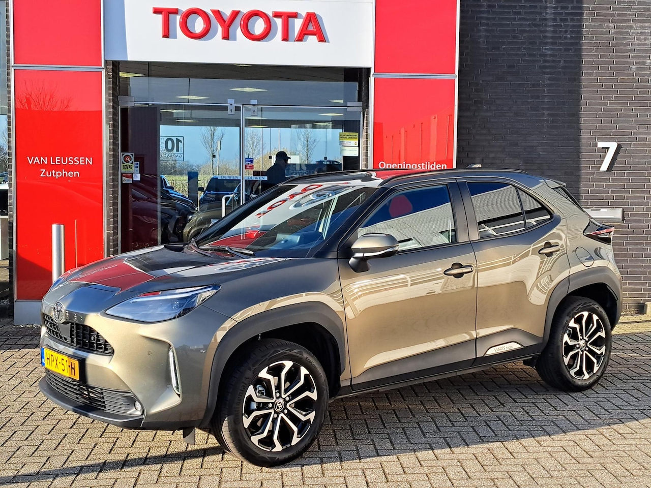 Toyota Yaris Cross - 1.5 Hybrid 115 First Edition COMFORT PACK STOEL- STUURVERWARMING PDC V+A BLIND SPOT SPIEGE - AutoWereld.nl