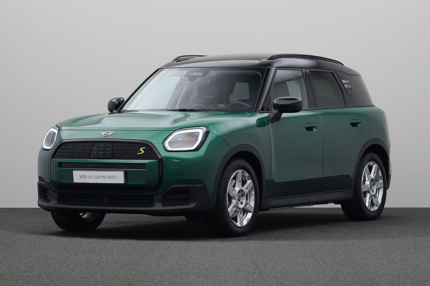 MINI Countryman - SE ALL4 Classic 66.5 kWh | M-Pakket | Panoramadak | Head-up Display | Verwarmde stoelen | - AutoWereld.nl