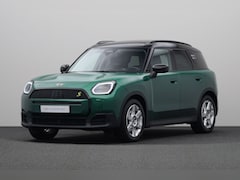 MINI Countryman - SE ALL4 Classic 66.5 kWh | M-Pakket | Panoramadak | Head-up Display | Verwarmde stoelen |