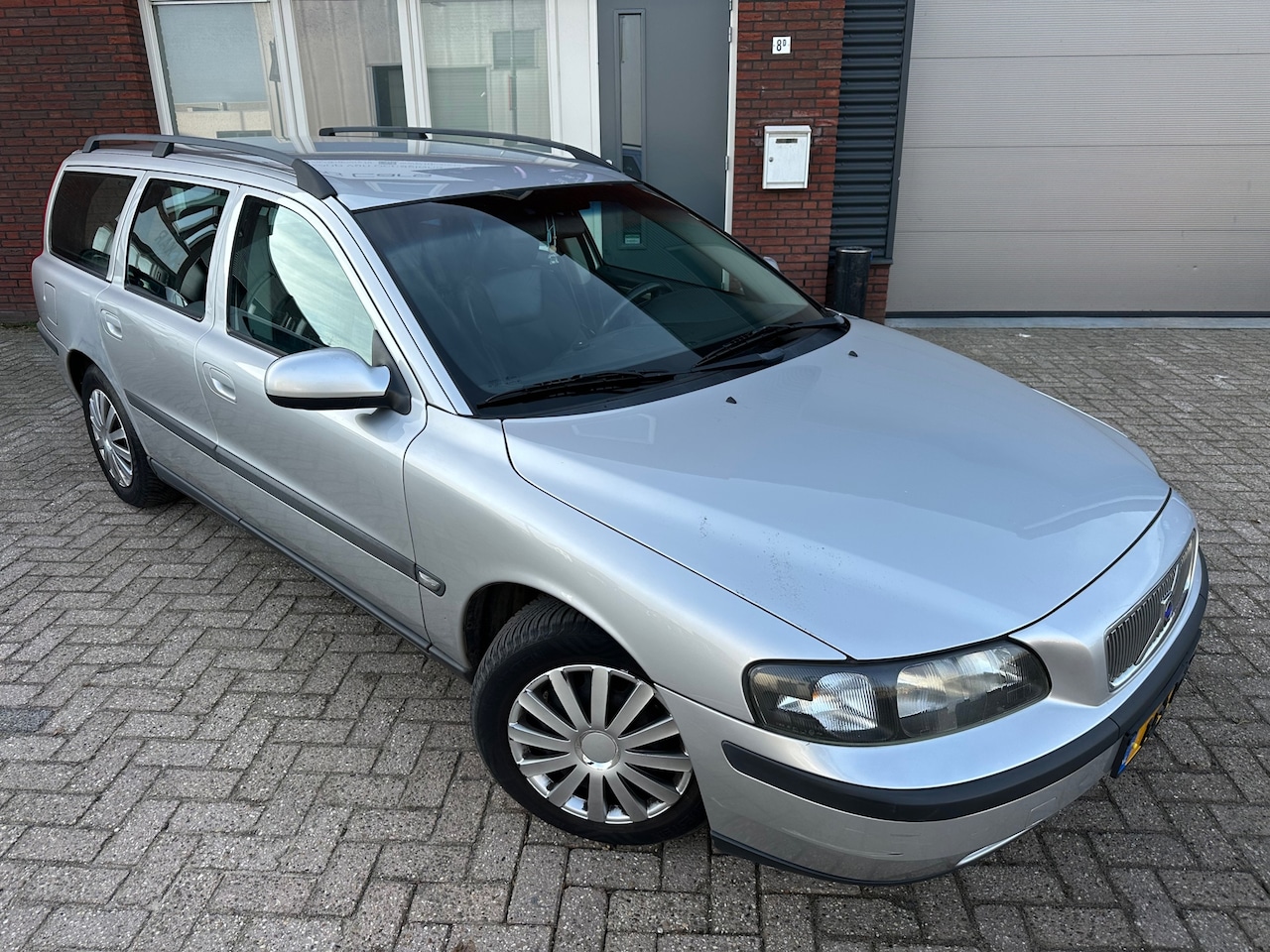 Volvo V70 - 2.4 / Leder / Airco / MF Stuur - AutoWereld.nl