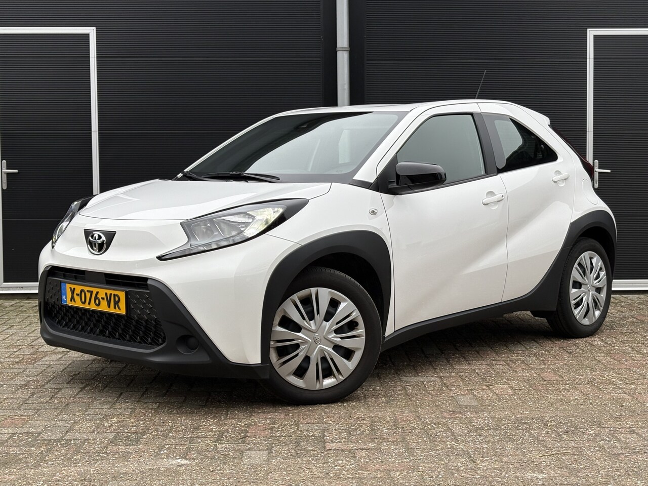 Toyota Aygo X - 1.0 VVT-i MT Play | Airco | Achteruitrijcamera | Carplay | NL-auto - AutoWereld.nl