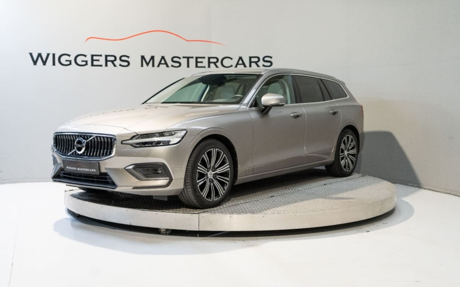 Volvo V60 - 2.0 163 PK (+ 11 PK elektrisch)Inscription Automaat, Panodak, NL- auto, Leder, El.Trekhaa - AutoWereld.nl