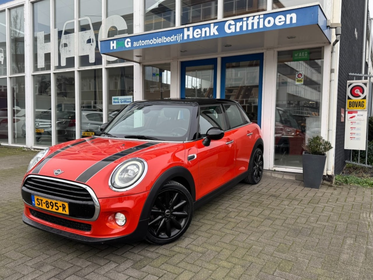 MINI Cooper - 1.5 Cooper 5-Deurs Automaat I Navigatie I Panoramadak I LED I PDC - AutoWereld.nl