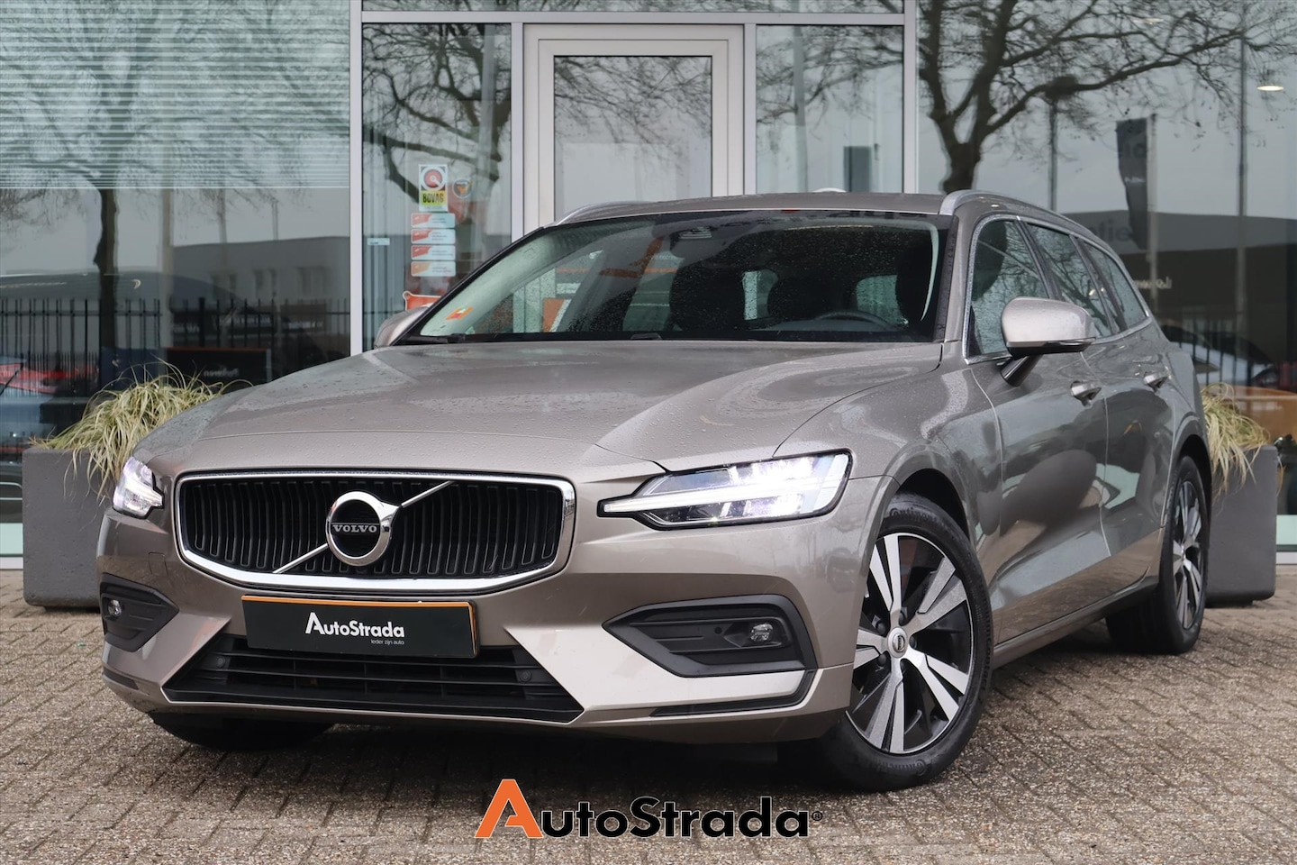 Volvo V60 - B4 Business Pro 197pk | ACC | Trekhaak | Harman/Kardon | Keyless | Carplay | Climate | Dod - AutoWereld.nl