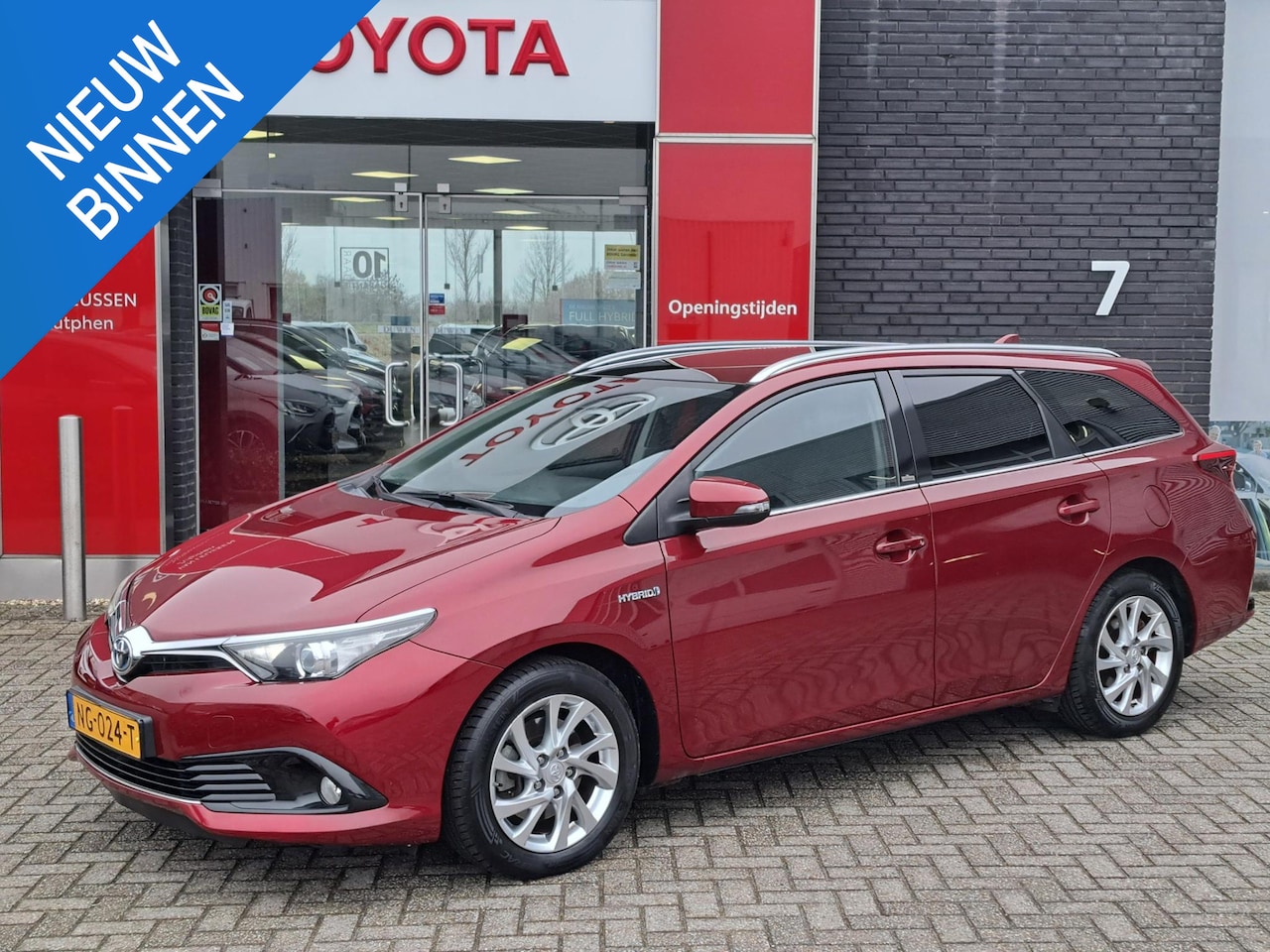 Toyota Auris Touring Sports - 1.8 Hybrid Vulcano Edition PANORAMADAK CAMERA PDC CRUISE TREKHAAK - AutoWereld.nl
