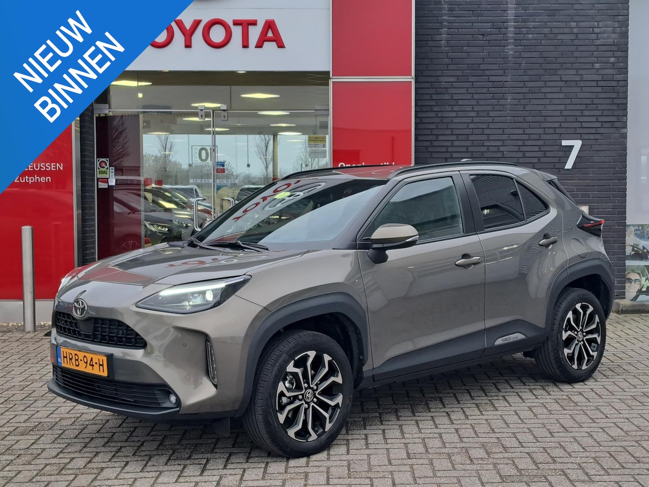 Toyota Yaris Cross - 1.5 Hybrid 115 First Edition Comfort Pack STOEL- STUUR- EN VOORRUITVERWARMING ELEK. INKLAP - AutoWereld.nl