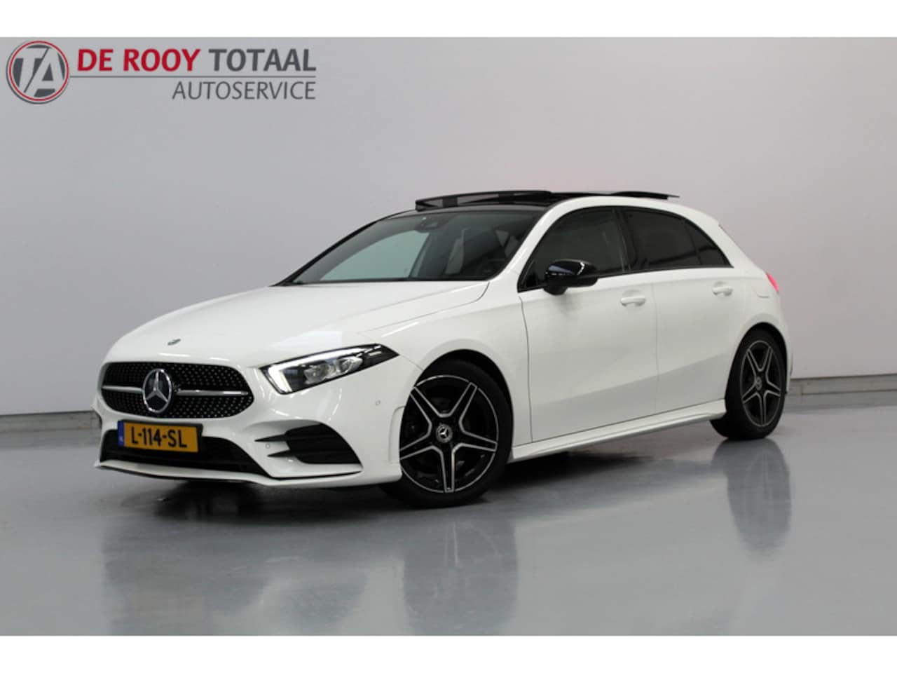 Mercedes-Benz A-klasse - 200 Business Solution AMG 200 Business Solution AMG 164PK, PANORAMADAK | CARPLAY | CAMERA | LEER/ALCANTARA - AutoWereld.nl