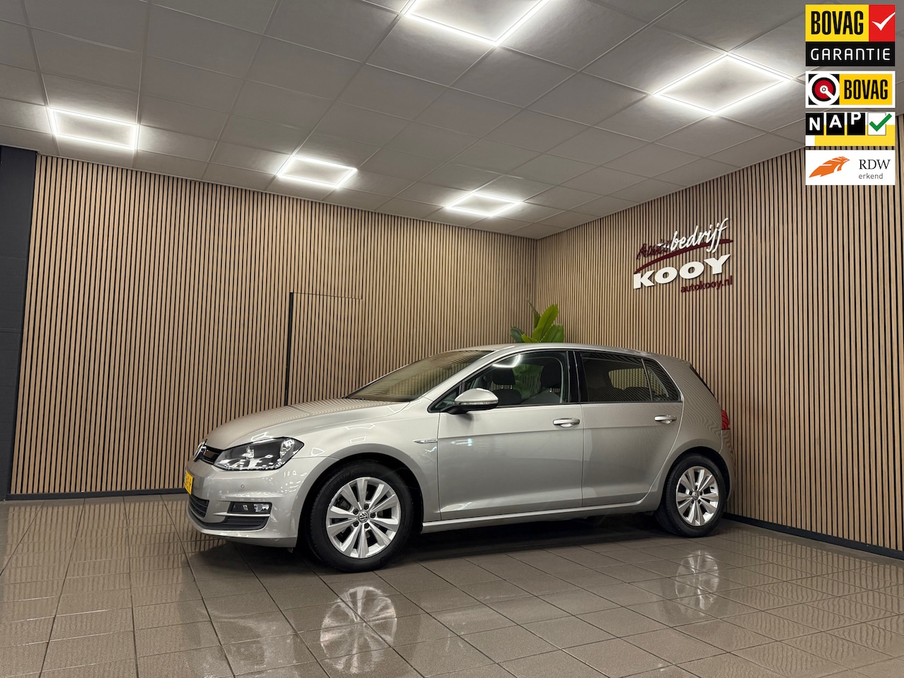Volkswagen Golf - 1.0 TSI Comfortline * Navigatie / Parkeersensoren / Cruise control / NL Auto * - AutoWereld.nl