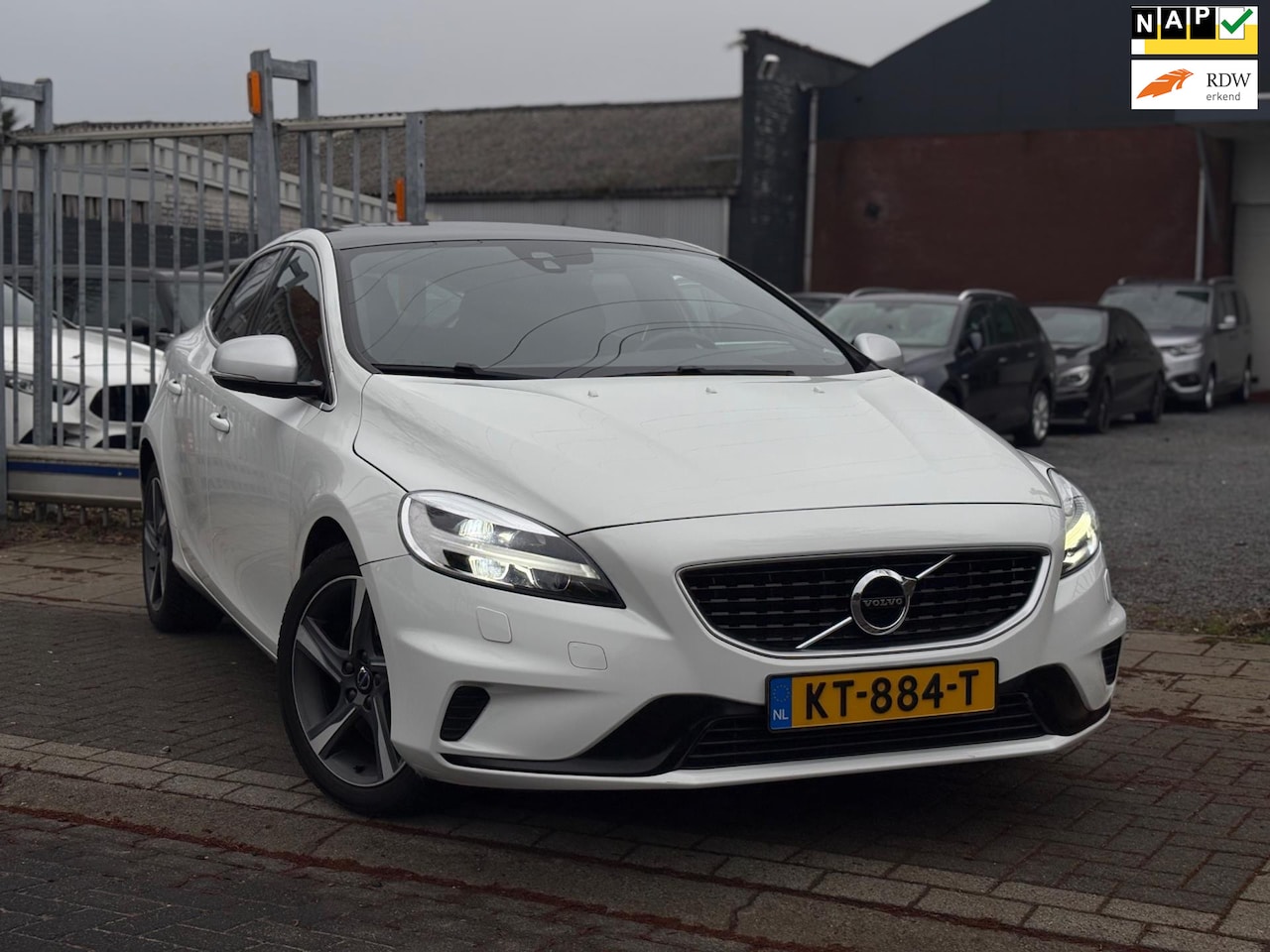 Volvo V40 - 1.5 T2 R-Design | Panoramadak | Half leder | LED | Trekhaak | Navigatie | - AutoWereld.nl