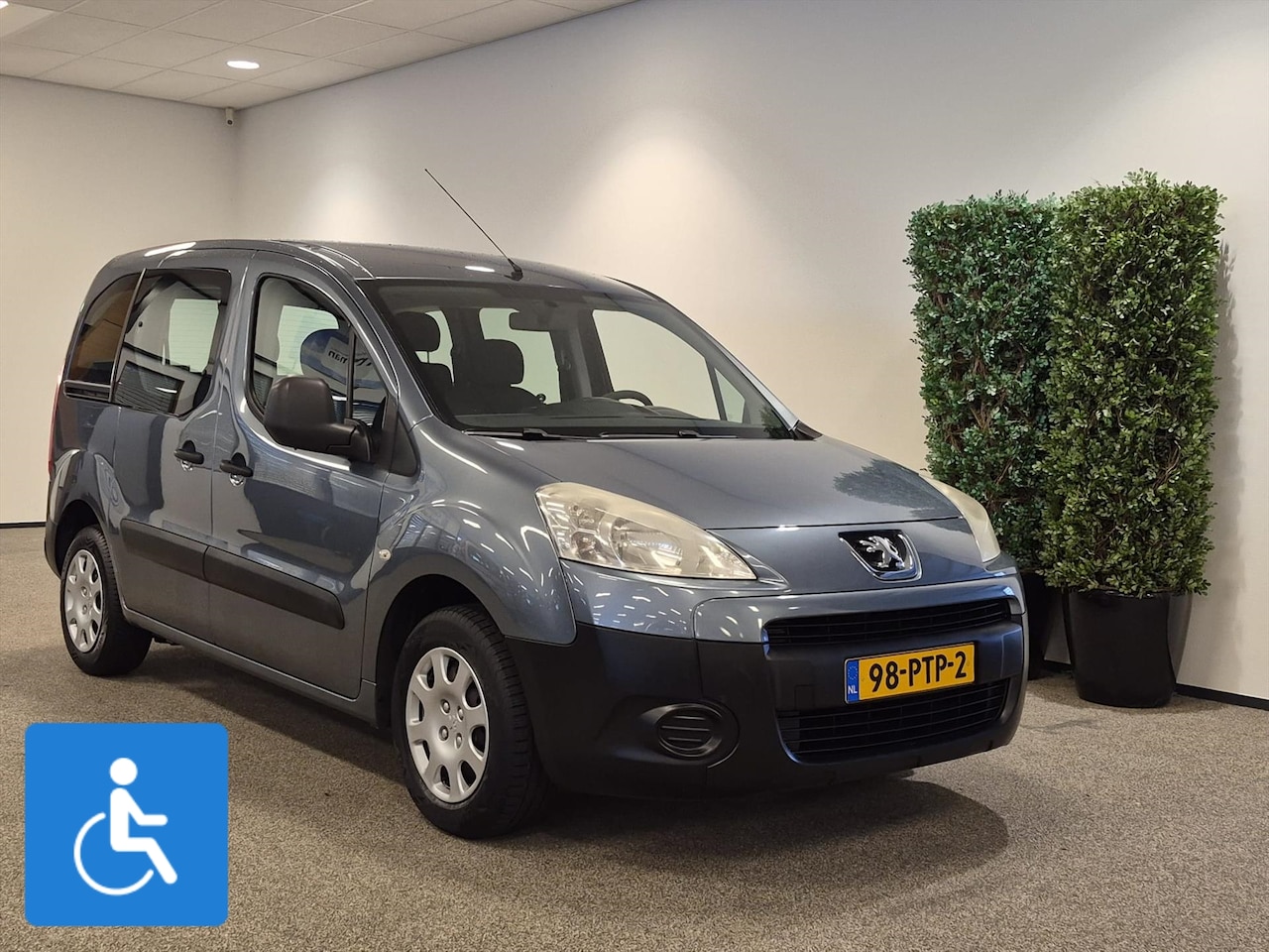 Peugeot Partner - Rolstoelauto (airco) 4+1 - AutoWereld.nl