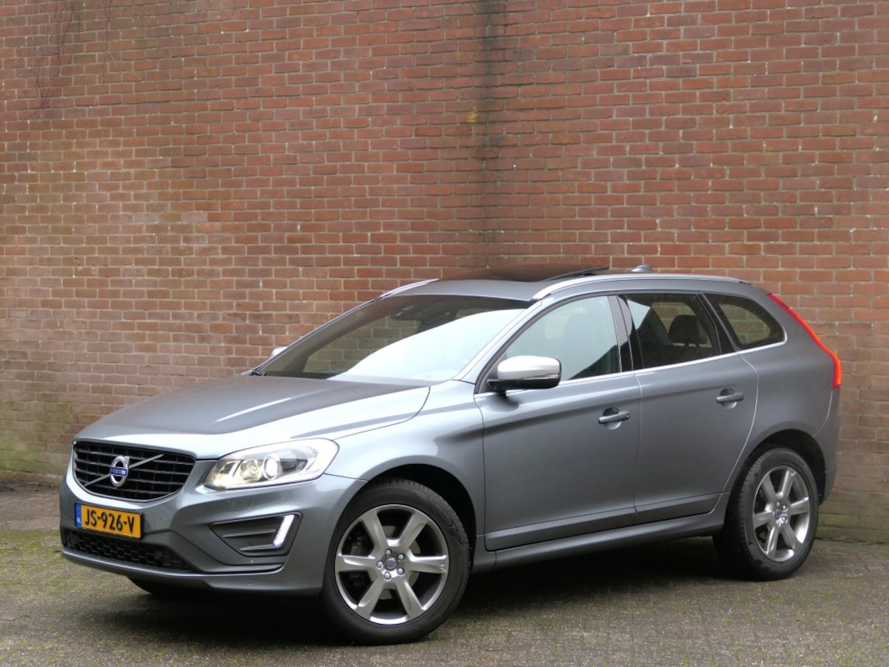 Volvo XC60 - 2.0 T5 FWD R-Design Xenon / Panoramadak / Standkachel / Camera - AutoWereld.nl