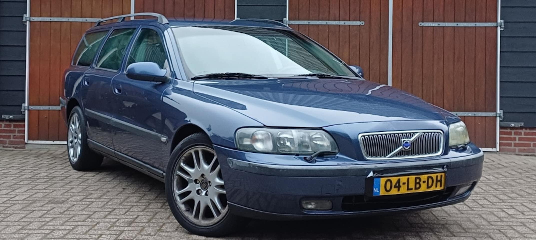Volvo V70 - 2.4 Comfort Line 2.4 Comfort Line, Automaat, Opknapper, Trekhaak - AutoWereld.nl